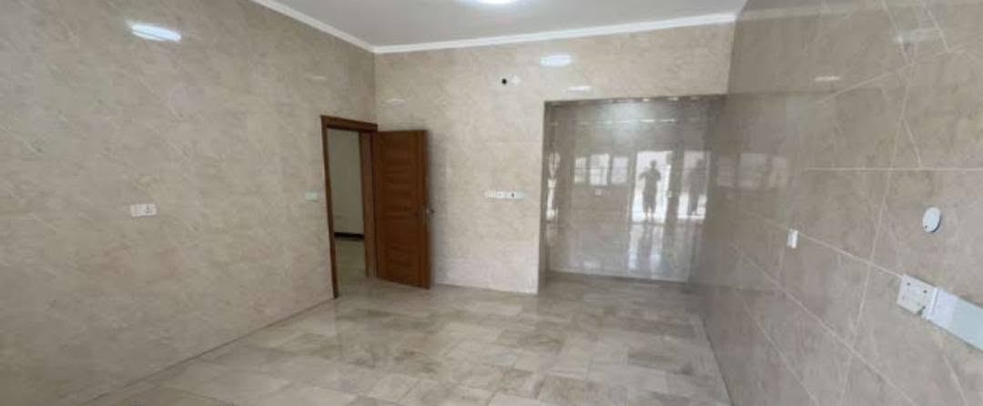 بيت للايجار في مجمع الجوهره البصره
استلام حديث غير مسكون سابقاً 
المساحه 250 م² 
بناء طابقين يتكون الارضي من 
حديقه كبيره + كراج كبير 
صاله كبيره + مطبخ  + ستقبال 
غرفه منام + صحيات عدد ( 3 )
ماطور ماء + سخان +( نقاط تحكم الكهرباء لمس ) 
الطابق الاول يتكون من
2 غرف منام نضام ماستر 
+ غرفه منام عتياديه + صاله +صحيات عدد ( 3 ) +بلكونه 
+ سخان + خزان ماء حلو 
( ضمان صيانه مجانيه لمدة سنه ) 
سعر الايجار ( مليون ونص )

لتواصل و للاستفسار الاتصال على الارقام التاليه
***********
*********** البصرة, العراق
