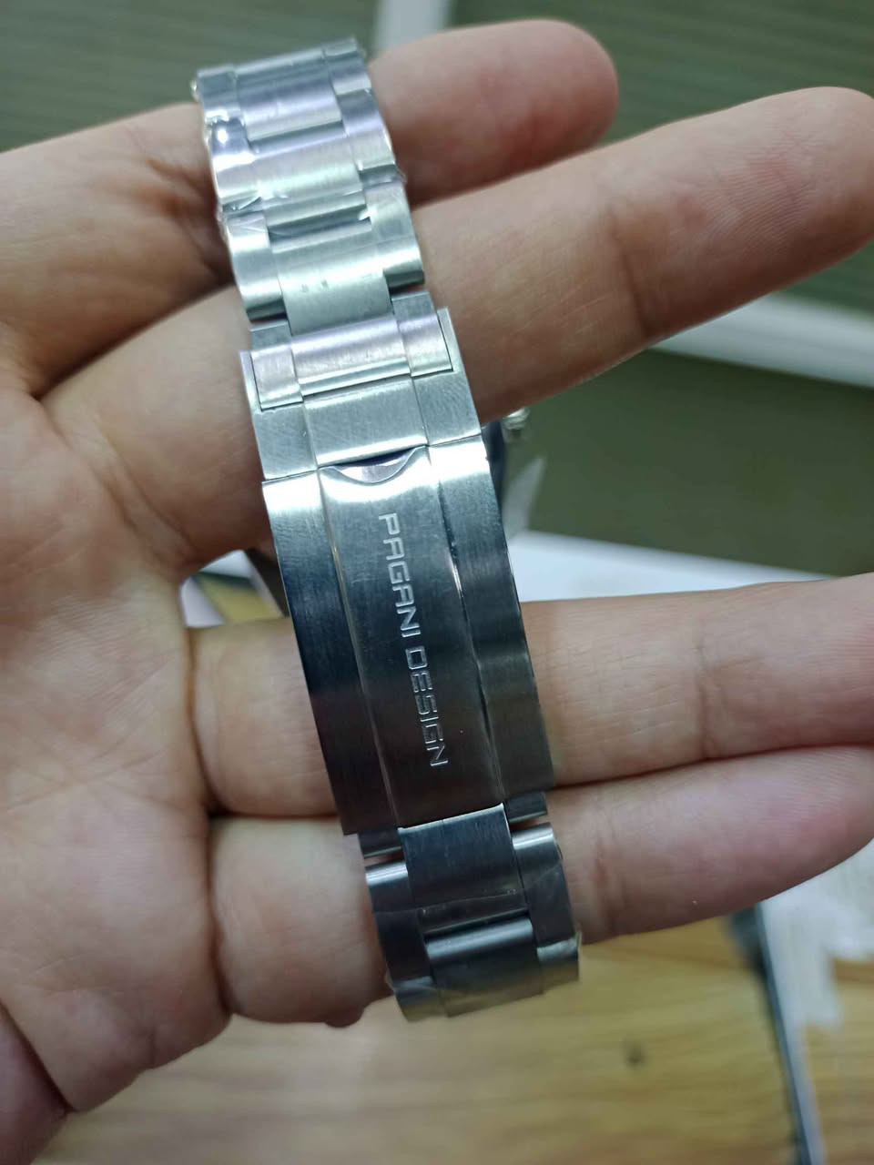 هذه الساعة هي من علامة باجاني ديزاين (Pagani Design)، وتحديداً الموديل PD-1692 (أو PD-1716 في بعض الإصدارات). تُعرف هذه الساعة بكونها "تحية" (Homage) لتصاميم كلاسيكية شهيرة مثل "رولكس إير كينج". 
إليك أبرز المواصفات الفنية لهذه الساعة:
المحرك (Movement): تعمل بحركة أوتوماتيكية يابانية الصنع من نوع Seiko NH35A، وهي حركة ميكانيكية تُشحن ذاتياً من خلال حركة اليد ولا تحتاج لبطارية.
المواد: الهيكل والسوار مصنوعان من الفولاذ المقاوم للصدأ (Stainless Steel 316L) المتين.
الزجاج: تأتي مزودة بزجاج من الياقوت (Sapphire Crystal) المقاوم للخدش بشكل كبير.
مقاومة الماء: تتمتع بمقاومة عالية للماء تصل إلى 200 متر (20 بار)، مما يجعلها مناسبة للسباحة والغطس.
الأبعاد: يبلغ قطر علبة الساعة حوالي 40 ملم تقريباً (أو 39.7 ملم حسب الإصدار). أربيل, العراق


**إذا كنت صاحب هذا الإعلان وتريد حذفه لأي سبب، رجاءا أرسل رسالة إلى الدعم الفني**