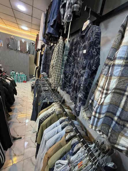 اللهم صل على محمد والًً محمد
محل ملابس متكامل من كل شي دخله خير من الله للبيع بضاعه جدا جميله المحلً شغال وعله شارع عام ومخزن متروس بضاعه كما موضح بالصور 
الديكور والعماريه والكهربائيات والمبرده والجام خانات كلهن اليه يعني ابيعهن من ضمن المحل تحياتي لكم المكان كربلاء الچاير قرب اسواق فطرس الشراي يجي ويشوف وينطي السعر ونتراهم *********** رقم صاحب المحل
