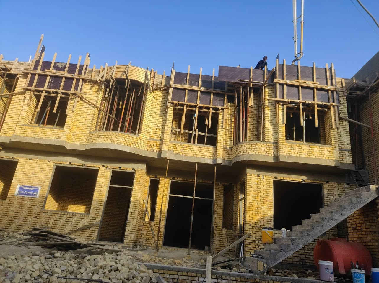 اللهم صلي على محمد وآل محمد 
جزء من عملي
 نجاره تسليح صب 
***********
