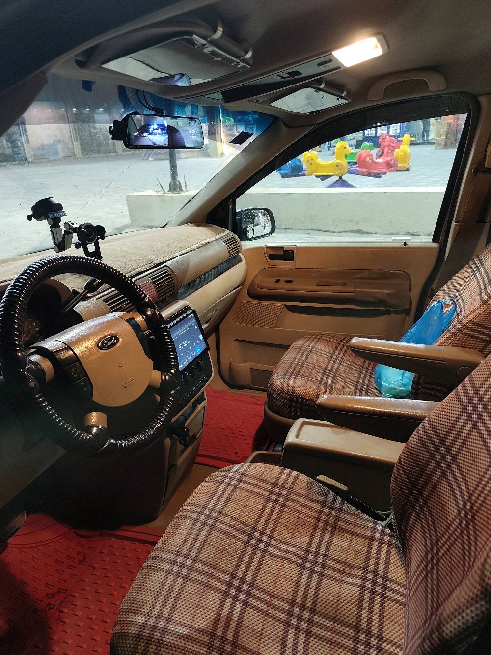 **فورد فريستار بحالة جيدة للبيع**

سيارة فورد فريستار نظيفة ومريحة جداً، مناسبة للرحلات العائلية والمسافات الطويلة. تمتاز بمقاعد مريحة وبطانة داخلية نظيفة. السيارة مزودة بنظام صوتي حديث وشاشة أمامية، ولا يوجد بها أي مشاكل في الهيكل أو الكهرباء.