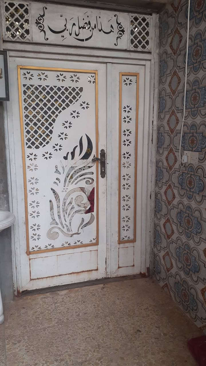 بيت للايجار . الجولان قرب جامع نبي الله يونس طابقين .الأول غرفة +صالة +ديوانية+مطبخ+صحيات 
الثاني غرفتين 
ملاحظة . البيت مقبط يعني بدون طرمه. 
الايجار ٣٠٠ 
***********  واتساب
