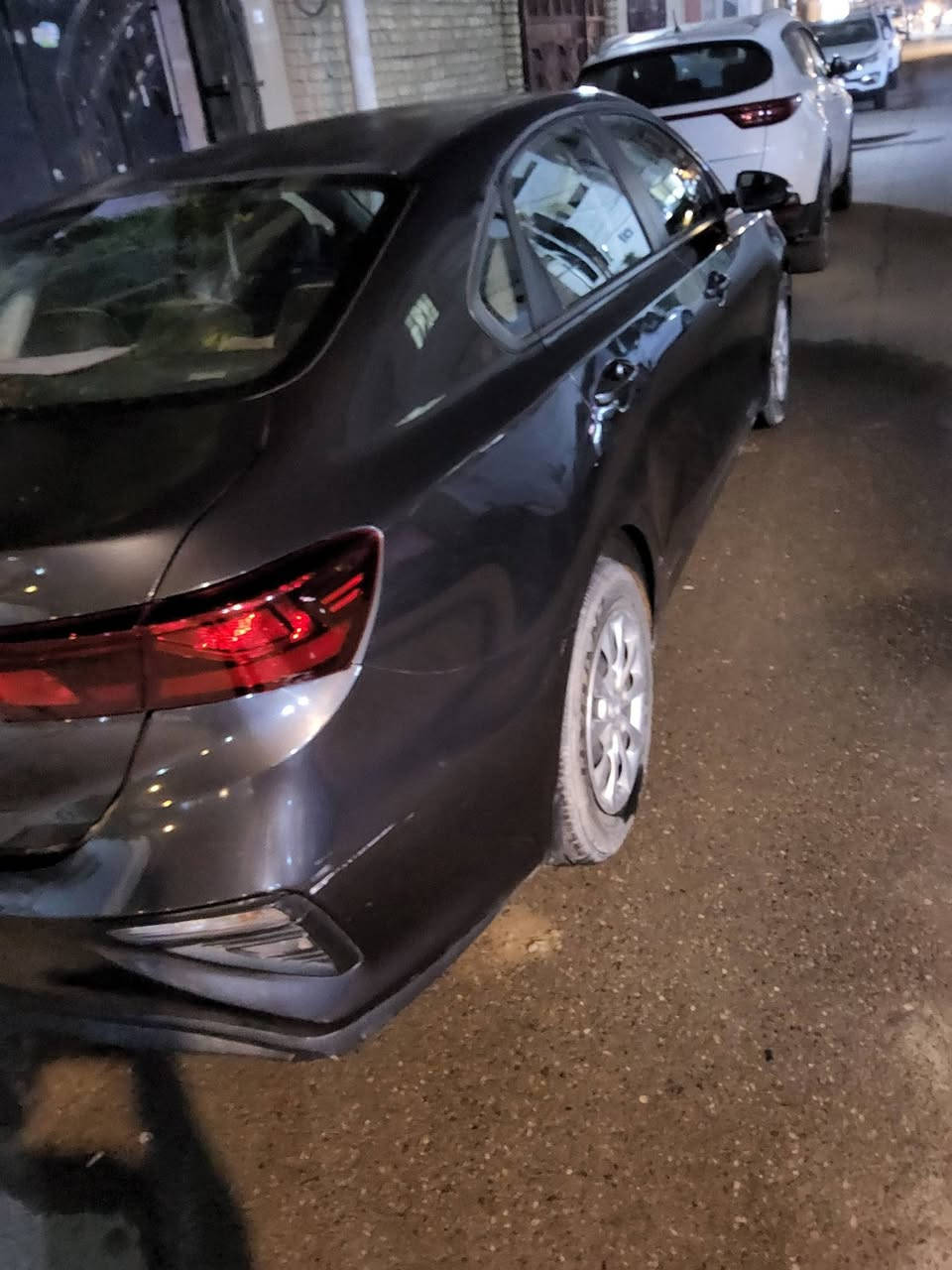 سيراتو 19 لا صبغ ولا ضربة بيها بارد بالباب والجاملغ وبيها طختين مامصلحات بالباب على گد شبر  والقمارة بيها جراد السعر 135 بغداد الحرية وااساب *********** ماشية حدود ال60 الف
