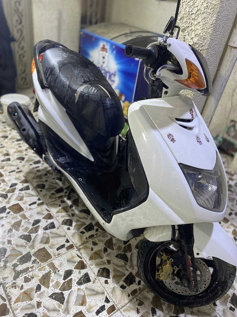 السلام عليكم سكنس نثيه مكينه ميه واربعين بلادي ما مفتوحه دراجه كامله ونضيفه من كهربائيات بس كتف اشاير ولباقي كله كامل   
السعر 600وبي مجال 
مكاني بغداد زعفرانيه    هذه رقم ***********
