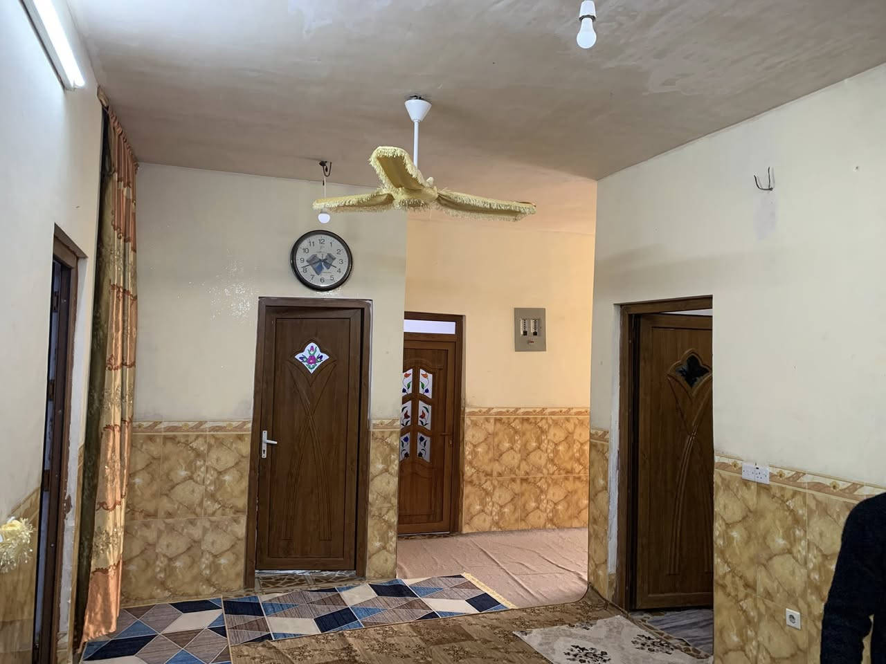 سلام عليكم بيت للبيع طابو سعر مناسب للأستفسار اتصال على *********** او مراجعة مكتب عقارات المحبة مقابل مول اراس 2
