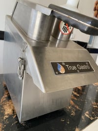 قطاعة خضار ومقبلات  جديده استخدام شهر ٦ اقراص جدد  السعر ٤٢٥ الف تجي ت...