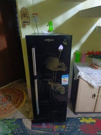 ثلاجه 10 قدم نضيفه وشغاله وشرط ع الفحص  سعر 160 وبي مجال  عنوان بغداد ...