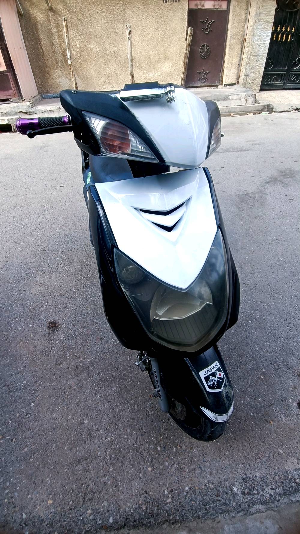 سكنس
فحل نوزل خطين للبيع بسعر 600 وبيها مجال 
الدراجة ماخذها كفاله بس ما اتوقع دراجة ما مفتوحة صارلها سنه ونص تقريبا يمي ما فد يوم وكفت عندي بس ابيعلك محرك مفتوح  للدوام اروح وارجع بيها شغاله بكل وقت و هاي لابيض البيها اني صبغتها بيدي فا الصبغ مو كلش مضبوط + تجي تفحص الدراجة وتشوفها عجبتك اخذها ما عجبتك فا كل الهلا بيك سعرها 600 وبيها مجال مكاني بغداد الحريه الدولعي