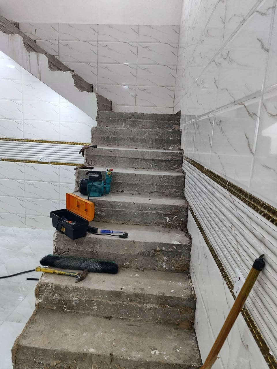 بيت للبيع المساحه ١٢٠ متر الواجهة ١٠والنزال١٢ يحتوي على استقبال ومطبخ صاله وغرفتين نوم ومنورين وحمام طابق واحد جاهز واحد على واحد العنوان الزعفرانية شارع سكلة الركابي خلف الحسينيه الامام علي الفرع الاول *********** ابو سجاد
