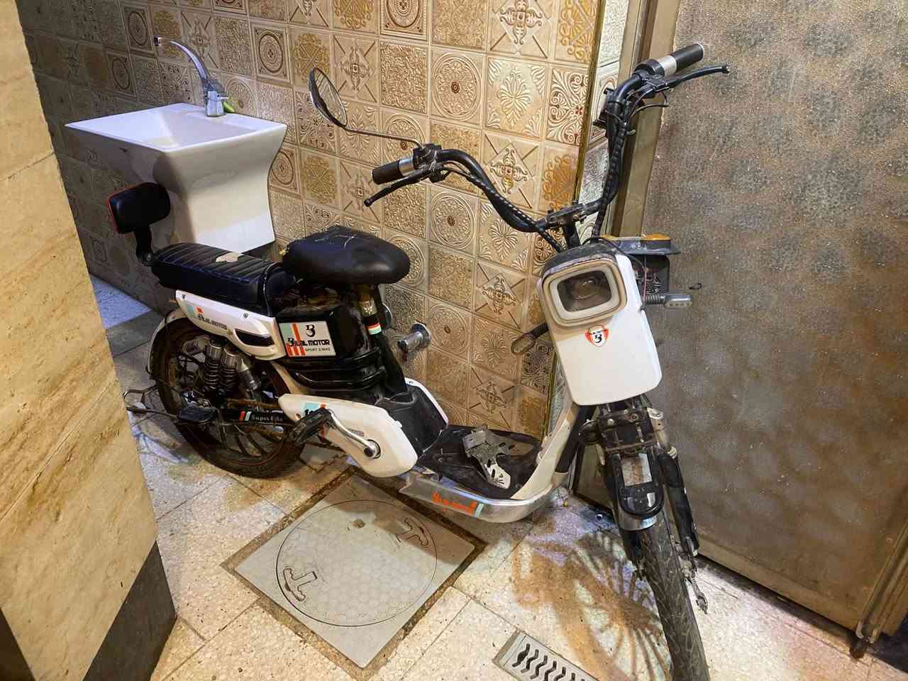 سلام عليكم للبيع الدراجه متروكه مآبي عطل بس متروكه وياها تلث سويجات وبصمه السعر 200العنوان بغداد (***********)
