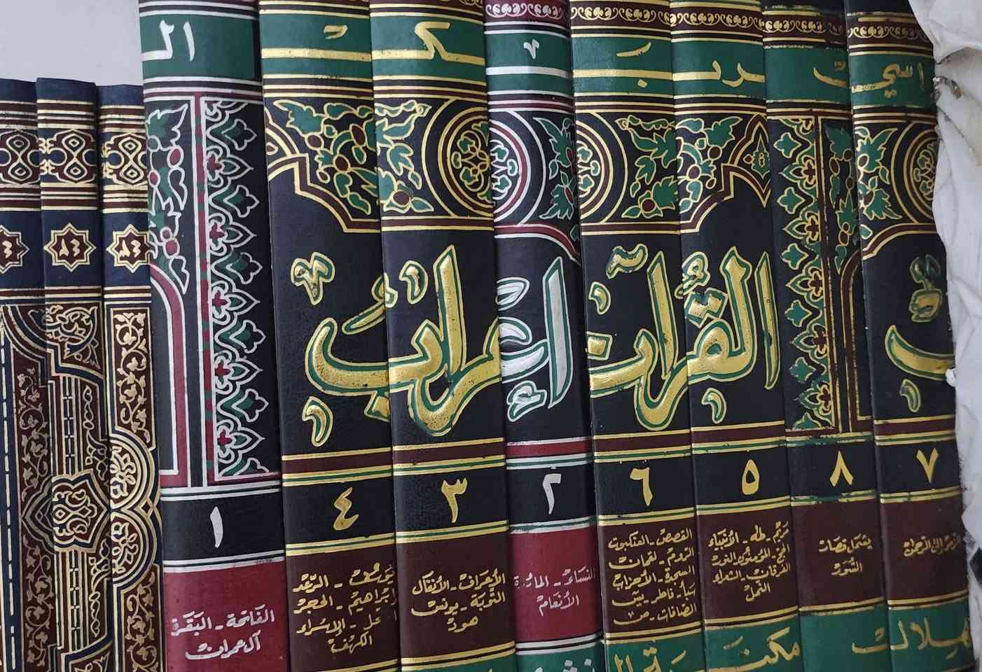 مجموعة كتب للبيع

أولاً: كتب الفقه الاستدلالي والفقه المقارن
١ ـ مهذب الأحكام في بيان الحلال والحرام – السيد السبزواري (٣٠ جزء)
٢ ـ الحدائق الناضرة – الشيخ يوسف البحراني (٢٩ جزء)
٣ ـ جواهر الكلام (٤٣ جزء)
٤ ـ الجواهر الفخرية في شرح الروضة البهية (١٦ جزء)
٥ ـ الزبدة الفقهية في شرح الروضة البهية (٩ أجزاء)
٦ ـ شرائع الإسلام – المحقق الحلي (مجلدان)
٧ ـ المعتبر في شرح المختصر (جزآن)
٨ ـ هدى الطالب – السيد الجزائري المروج (١٢ جزء)
٩ ـ مباني منهاج الصالحين – الطبطبائي القمي (١٠ أجزاء)
١٠ ـ كتاب المكاسب (جزآن)
١١ ـ منهاج الصالحين – السيد محمود الهاشمي (جزآن)
١٢ ـ منهاج الصالحين – السيد الخوئي (جزآن)
١٣ ـ منهاج الصالحين – السيد السيستاني (٣ أجزاء)
١٤ ـ أجوبة الاستفتاءات – السيد الخامنئي
١٥ ـ نيل المآرب – العيداني (٣ أجزاء)

ثانياً: كتب أصول الفقه
١٦ ـ فرائد الأصول (الرسائل) – الشيخ الأنصاري (مجلدان)
١٧ ـ دروس تمهيدية في الفقه الاستدلالي – الشيخ الإيرواني (٣ أجزاء)
١٨ ـ كفاية الأصول بأسلوبها الثاني – الشيخ الإيرواني (٥ أجزاء)
١٩ ـ الحلقة الثالثة بأسلوبها الثاني – الشيخ الإيرواني (٤ أجزاء)
٢٠ ـ بداية الوصول في شرح كفاية الأصول – الشيخ راضي (٩ أجزاء)
٢١ ـ منتهى الدراية – السيد محمد الجزائري المروج (١٠ أجزاء)
٢٢ ـ منهج الأصول – السيد محمد صادق الصدر (٥ أجزاء)
٢٣ ـ المفيد في شرح أصول الفقه (جزآن)
٢٤ ـ أصول الفقه – الشيخ محمد رضا المظفر
٢٥ ـ الأصول الأصيلة – عبدالله شبر
٢٦ ـ الاستقراء وأثره في القواعد الأصولية والفقهية – الطيب السنوسي

ثالثاً: كتب القواعد الفقهية والأصولية
٢٧ ـ القواعد الفقهية – الشيخ الإيرواني (جزآن)
٢٨ ـ القواعد الفقهية – السيد البجنوردي (٧ أجزاء)
٢٩ ـ إيضاح الفوائد في شرح إشكالات القواعد (٤ أجزاء)
٣٠ ـ المعجم التطبيقي للقواعد الأصولية في فقه الإمامية (٥ أجزاء)

رابعاً: كتب علوم القرآن والتفسير
٣١ ـ إعراب القرآن – الكرباسي (٧ أجزاء)
٣٢ ـ التمهيد في علوم القرآن – العلامة محمد هادي معرفة (١٠ أجزاء)
٣٣ ـ علوم القرآن عند المفسرين (٣ أجزاء)
٣٤ ـ المفردات في غريب القرآن
٣٥ ـ تفسير كنز الدقائق – الميرزا محمود المشهدي (١٤ جزء)

خامساً: كتب الحديث وعلومه
٣٦ ـ الكتب الأربعة (مجلدان كبار)
٣٧ ـ الكافي (٥ مجلدات)
٣٨ ـ شرح أصول الكافي – المازندراني (١٢ جزء)
٣٩ ـ قواعد الحديث – السيد محي الدين الغريفي (٣ أجزاء)

سادساً: كتب اللغة والنحو والمعاجم
٤٠ ـ النحو الوافي (جزآن)
٤١ ـ معاني النحو – الدكتور فاضل السامرائي (٤ أجزاء)
٤٢ ـ شرح ابن عقيل (جزآن)
٤٣ ـ لسان العرب (٩ مجلدات)
٤٤ ـ معجم مقاييس اللغة
٤٥ ـ القاموس المحيط

سابعاً: كتب الأدب والبلاغة
٤٦ ـ شرح الواحدي لديوان المتنبي (٥ أجزاء)
ثامناً: كتب السيرة والتاريخ الإسلامي
٤٧ ـ تاريخ الطبري (١٠ أجزاء)
٤٨ ـ البداية والنهاية – ابن كثير (٨ مجلدات)
٤٩ ـ الصحيح من سيرة النبي الأعظم – السيد جعفر مرتضى العاملي (٣٥ جزء)
٥٠ ـ الصحيح من سيرة الإمام علي – السيد جعفر مرتضى العاملي (٣٠ جزء)
٥١ ـ معالم المدرستين – السيد مرتضى العسكري (٣ أجزاء)
٥٢ ـ منتهى الآمال – عباس القمي (٣ أجزاء)

تاسعاً: موسوعات ومراجع عقدية وتاريخية
٥٣ ـ موسوعة الإمام الخوئي (٥٠ جزء)
٥٤ ـ موسوعة الإمام علي في الكتاب والسنة والتاريخ – الريشهري (١٢ جزء)
٥٥ ـ دائرة المعارف الإسلامية الشيعية مع مستدركاتها (٣٠ مجلد)
٥٦ ـ أعلام الهداية – المجمع العالمي لأهل البيت (مجلدان)
٥٧ ـ تراث الشيخ الأوحد (٢٢ مجلد)
٥٨ ـ مجمع مصائب أهل البيت – الشيخ محمد الهنداوي (٤ أجزاء)
عاشراً: الفلسفة والعرفان والحكمة
٥٩ ـ الحكمة المتعالية – صدر الدين الشيرازي (٩ أجزاء)
٦٠ ـ شرح المنظومة – تعليق حسن زادة آملي (٥ أجزاء)
٦١ ـ المحجة البيضاء – الفيض الكاشاني (٨ أجزاء)
الحادي عشر: كتب متنوعة (طب – فكر – ثقافة)
٦٢ ـ القانون في الطب – ابن سينا (٤ أجزاء)
٦٣ ـ الشفاء – ابن سينا (١٠ أجزاء)
٦٤ ـ الأعمال الكاملة – علي الوردي
٦٥ ـ موسوعة الاستخبارات – علي دعموش العاملي (٣ أجزاء)


**إذا كنت صاحب هذا الإعلان وتريد حذفه لأي سبب، رجاءا أرسل رسالة إلى الدعم الفني**
