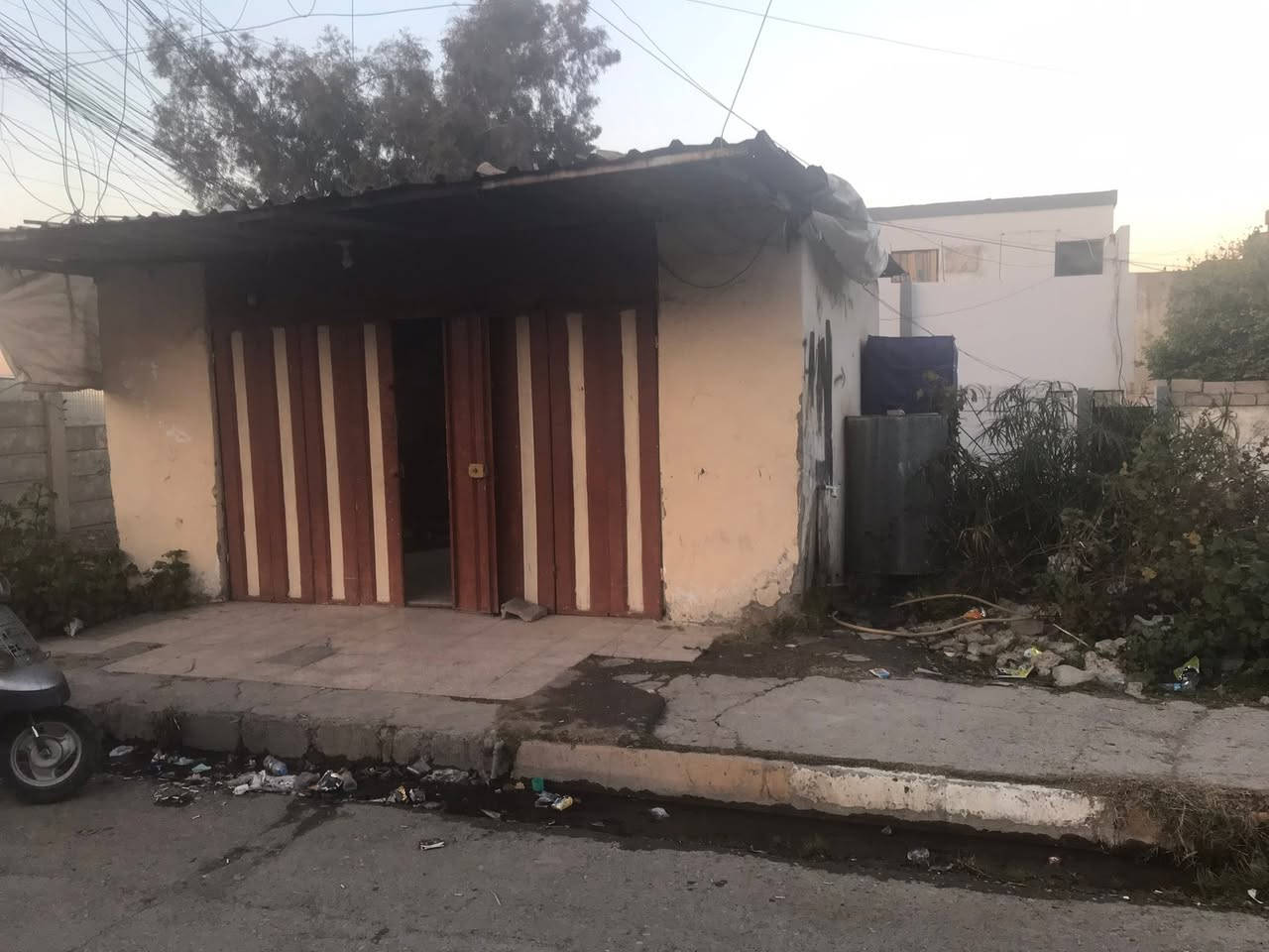 سلام وعليكم عندي بيت ومقبل البيت ارض من ضمن البيت للبيع الموقع حي الصمود البيت صاير ركن تفصيل البيت *********** الارض بيها محل
