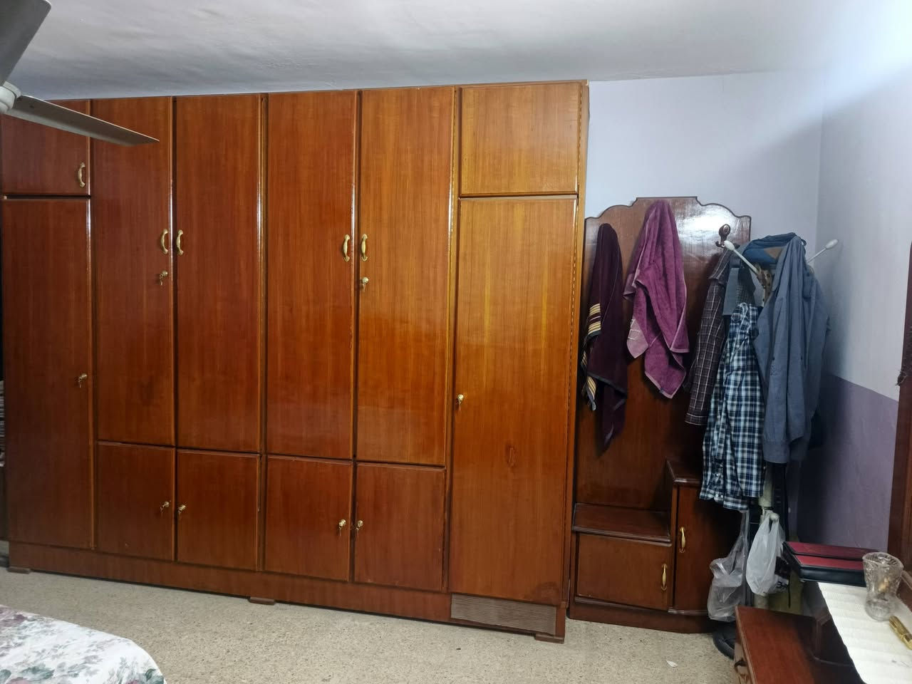 سلام عليكم غرفه نوم للبيع كنتور يحتوي على ملحق مع 6ابواب صاج خارج داخل نضيفه جدا مكاني كركوك تواصل ***********
