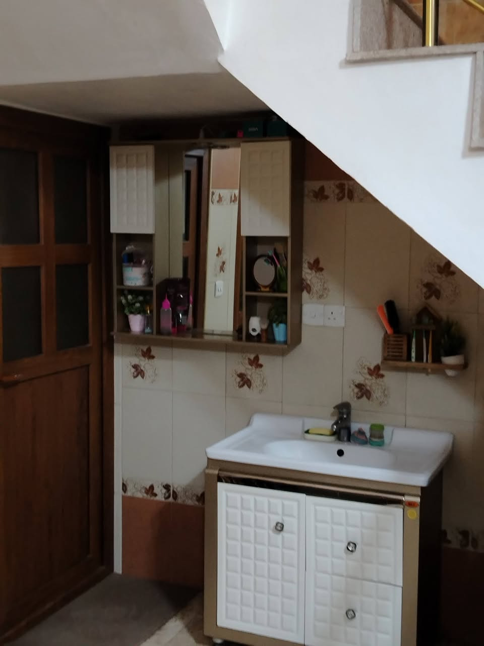 سلام عليكم يوجد منزل مساحه ١٥٠ متر طابو صرف طابفين بناء درجه اولى مرمر الارضيه والجدران حجر وسيراميك والسقف طراز مغربي والواجه حجر بيبان الغرف خشب صاج
الطابق الاول غرفه مطبخ استقبال او صاله او مشتملاته الطابق الثاني ٣ غرف او حمام او صاله الطابق الثالث بيتونه او سطح 
او حديقه اماميه او خارجيه 
السعر ٤٠٠ او بي مجال  الاتصال عالواتساب ***********
الخاص مغلق
المكان مقابل حي العباس البزل التغلف جديد الحولي الجديد مقابل حي الحجه
خلف المولده
