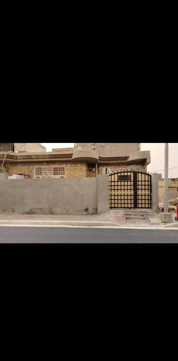 عقار 100م طابو صرف يحتوي صالة واستقبال ومطبخ وغرفة وصحيات داخلية وخارجية وكذلك موقع ممتاز على شارع 20م تبليط وخدمات كافة الموقع طويريج حي العسكري.. السعر مناسب جداً للتواصل هاتف ***********

