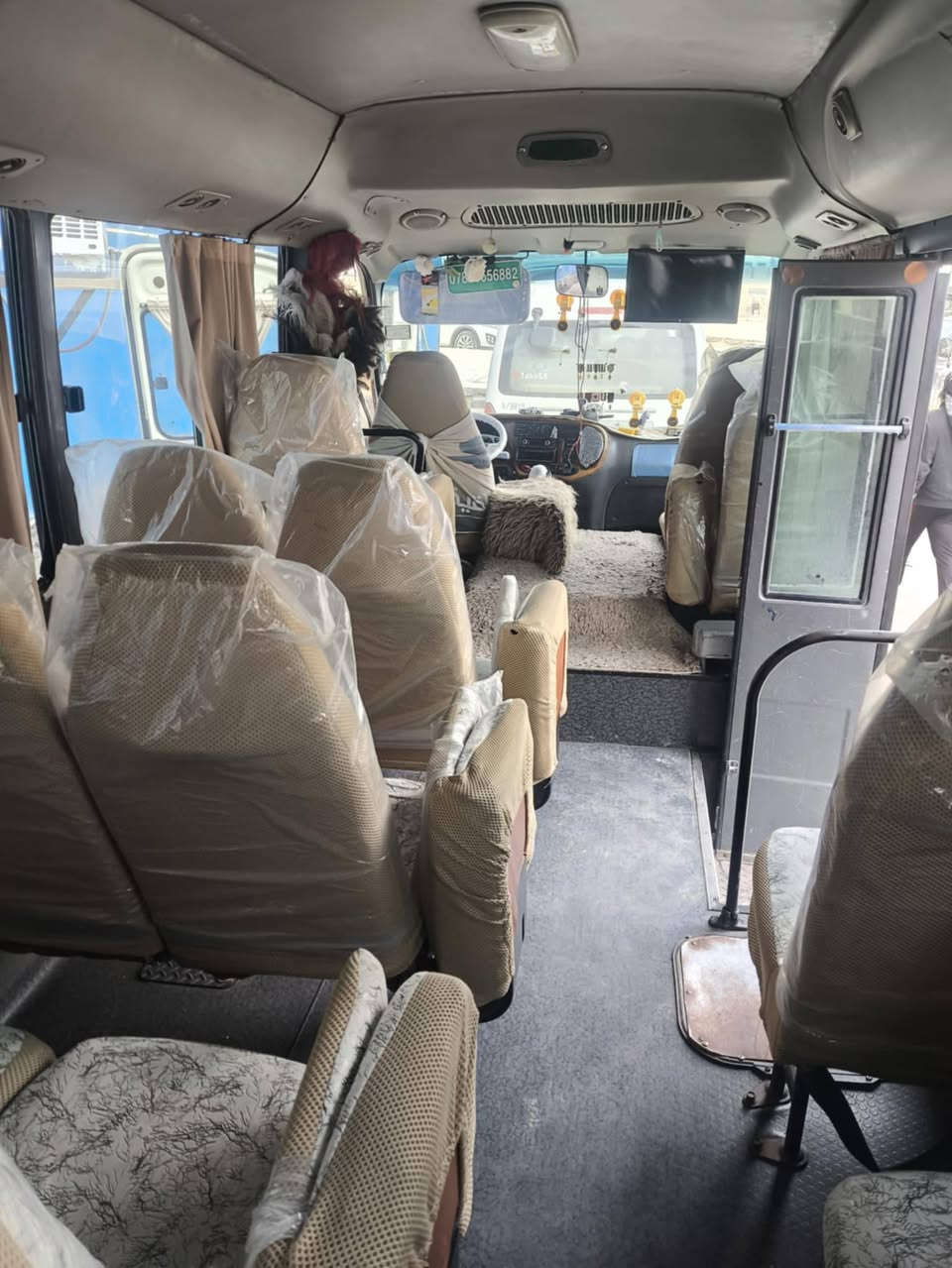 السلام عليكم كوستر هونداي 25 راكب للبيع موديل 20004 كير مكينه كاز بلادي اكسن داخل كله بشرط كهربائيات كله شقاله تحويل ثاني يوم رقم نكليزي انبار هزه جديده شرط التحويل مكان السياره الرمادي السعر 125 وبيه مجال حك الجيه الاستفسار عل رقم ***********
