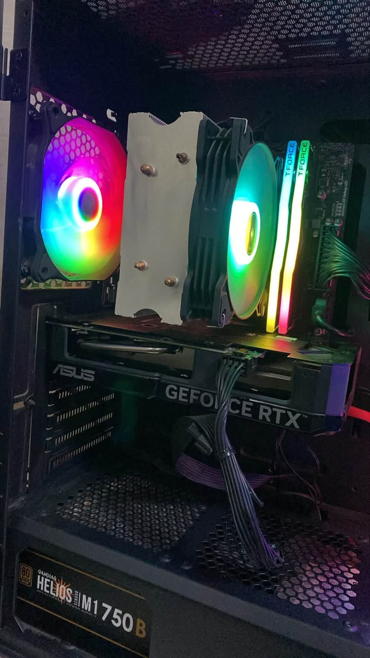 السلام عليكم
Core i5 12400f جيل الثاني عشر 
Cooling : مبرد هواي ag400
RTX 4060 8g OC asus 
‏RAM : 16 8*2 3600 T-force RGB 
M.B : msi h610m d4 pro 
SATA : ssd 256  + 500 hdd + 500hdd 
PSU : 750 W 80plus
كيس ماس اسود اربع مراوح ARGB
السعر 950 سعر نهائي
مكاني بغداد البلديات توصيل موجود
***********
