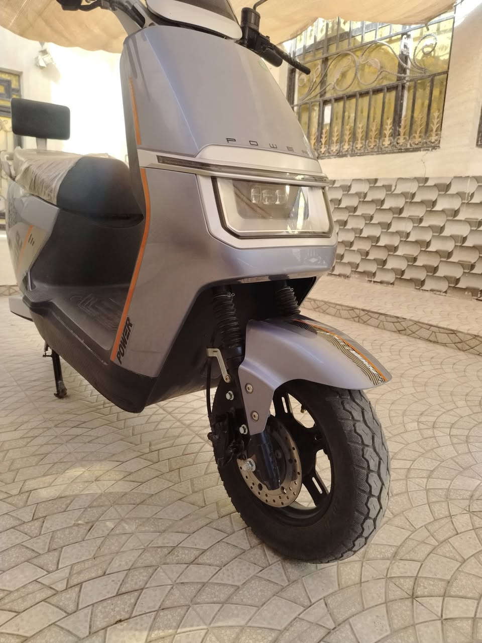 سلام عليكم 
دراجه شحن موديل 2025 بعدهي جديده قليل الاستخدام 
 مواصفات الدراجه
سرعه 85 كم كما موضح بالصوره
عدد بطاريات 6 ليثيوم 
20 امبير 72 فولت 
ملف 2000 واط 
مسافه الوحده 75 كيلو 
نظام P بارك 3 نمر سريعه ونظام رجوع R
مثبت سرعه 
تشغيل عن بعد أنذار سرقه منفذ يوس بي 
لايت عالي ناصي 
جنطه واسعه 
بريك امامي وخلفي دبلات 
مواصفات عديده غنيه عن تعريف 
للاستفسار ***********
