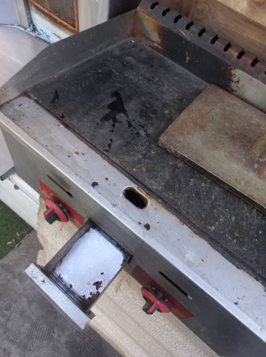 کامل ئەشیای شاورمە بۆ فرۆشتن شتێکی زۆر بێ عەیبە هی دەستی خۆم بوە زۆر بێ کێشەیە بۆ شاورمە و بۆ گەز ئەبێت بێ عەیبە 
ڕ.ت *********** أربيل, العراق
