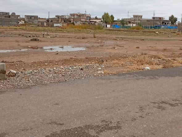 قطعة ارض للبيع مساحة 160 متر بالمعسكر قريب على بيت محمد رميض الصباحي خدمات كاملة  كهرباء وماء رئيسي بصفها وشارع تبليط وبيوت قريبه عليها مثل ما موضح بالصور سعرها النهائي 4 ملايين شراي خابرني واشوفك مكان القطعة ***********
