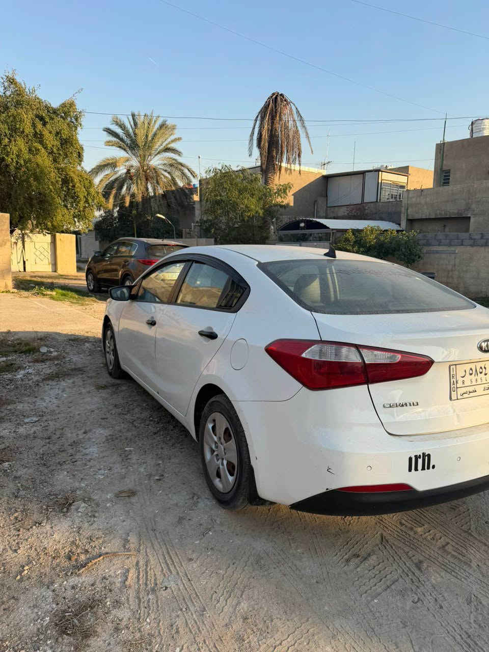 سلام عليكم
عندي كيه سيرات للبيع 
موديل ١٤ 
رقم بغداد مشروع وطني 
السياره ماشيه ١٢٩ الف كيلو 
كير ومكيه ممفتوحات شرط الفحص 
بيه باب السايق مصبوغه + شبر جاملغ امامي عكس السايق محدده بالصوره
السياره عليها ادامه لمنظومة التبريد
فريز جديد + غاز اصلي وتبريدها ثلج
السياره مابيه نواقص جاهزه
 ما عده الصدر الخلفي 
السعر ١٠٥ وبيه مجال 
باقي التفاصيل اتصل ع رقم ***********
او ادخل خاص بغداد, العراق
