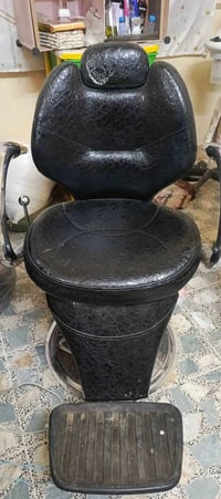 كرسي حلاقه نظيف %جديد مستعمل 1شهر للبيع 110الف        07721276678