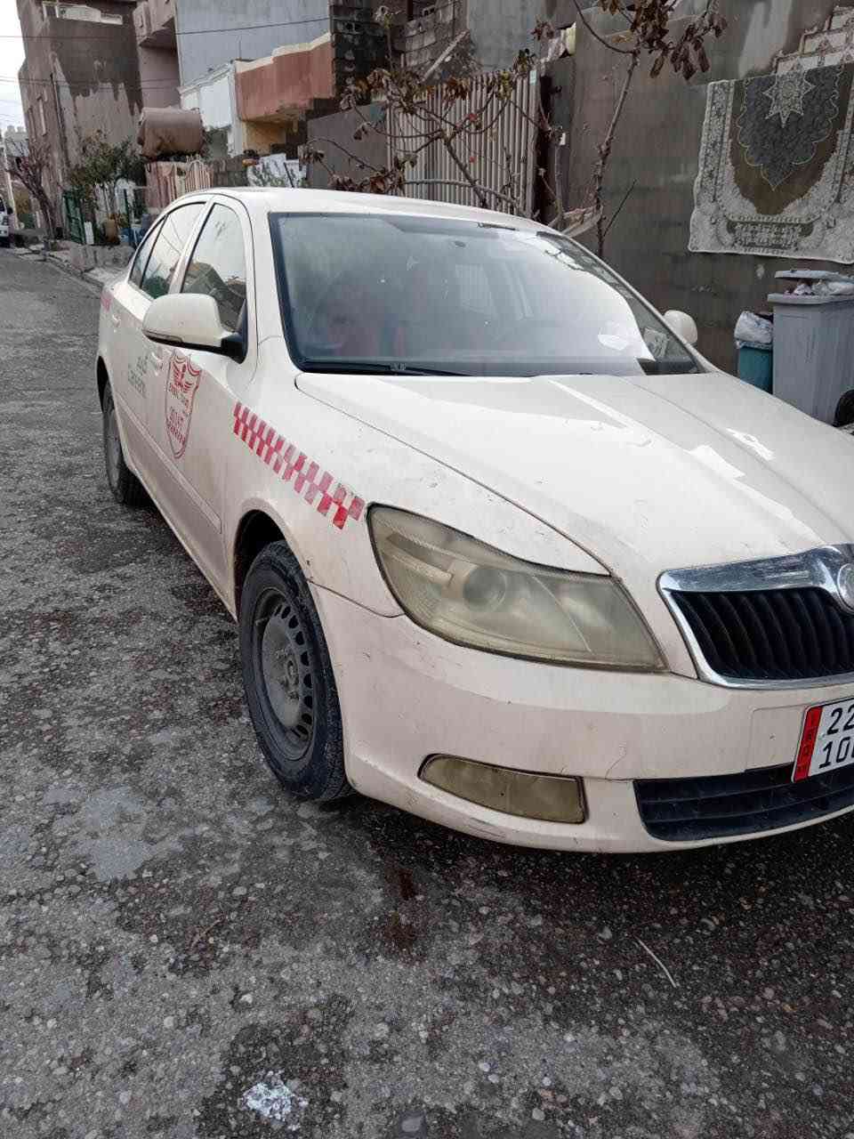 سکۆدا ٢٠١٣ تەکسی هەولێر
بێ بۆیاخ و لێدران 
 ڕەقەمو سەنەویو هەزەی نوێیە بەناوی خۆمانە
مەکینەی گۆڕاوە بۆ ٢٠ تی حادی مەکینە جیتە 
***********
دو پەلەی بچوکی لەسەر بۆنیت هەیە 
سحریش ٩٧ محامەلە أربيل, العراق
