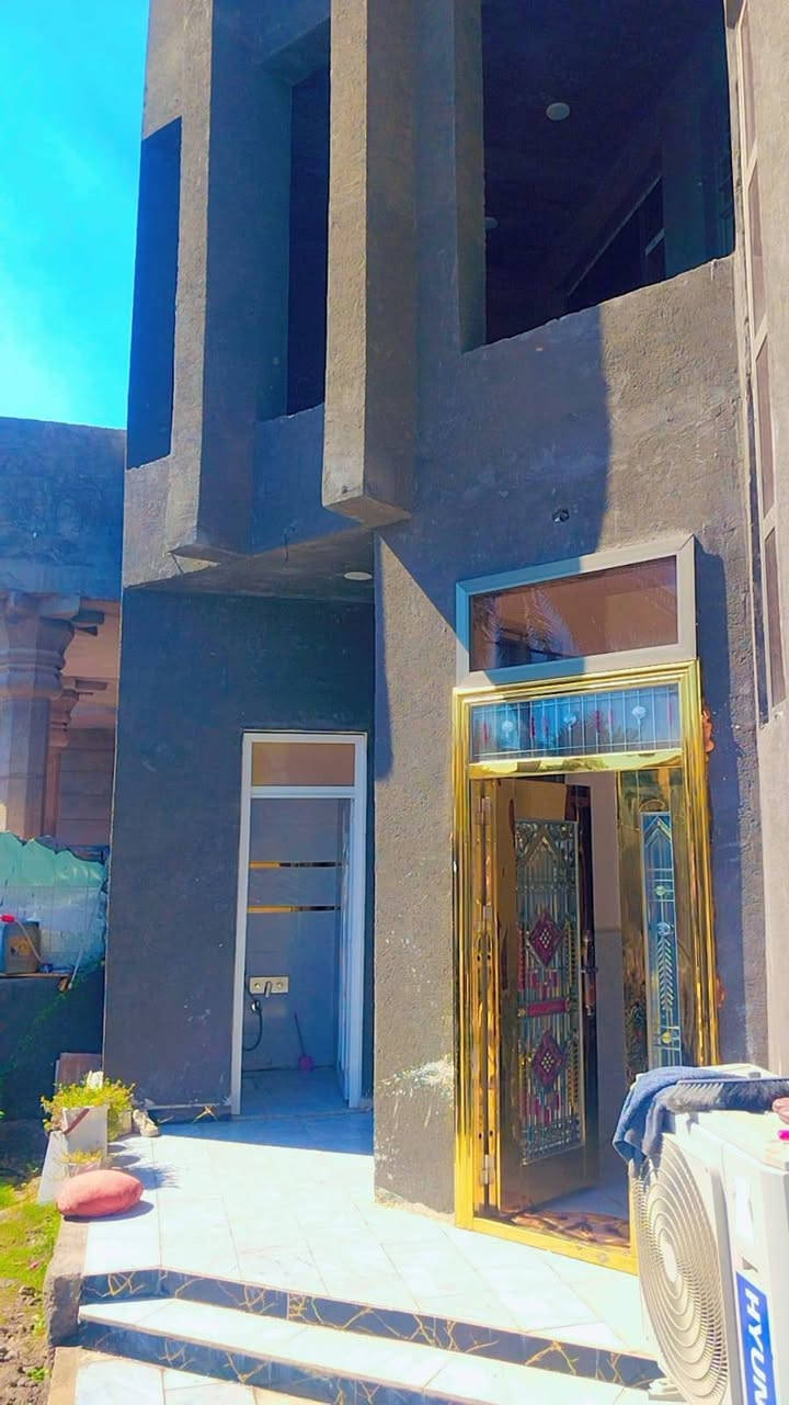 #السعر انتصل وتدلل ‏‪‏‪***********‬‏
دار سكن طابقين ٣٠٠ متر حي الجمعيه ٤غرف نوم وصاله عدد ٢ واستقبال ومطبخ حار وبارد وحمام عدد٣ وصحيات عدد ٣ الأرضيه مرمر والجدار سيراميك ملبوخ داخل وخارج
