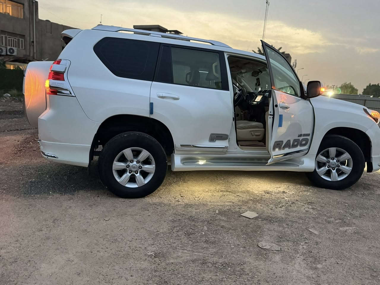 السلام عليكم اخوان

برادو موديل 2014 VX الفول مواصفات باب الأول 
الجنايه يعرفون شنو الvx

مكفوله من الصبغ والتبديل والبارد والفحص داخل المنشور 
ماشيه ١٢٦ حقيقي ع فحص بشرط سبير الشركه منازل
السياره جهازه من كلشي مابيها اي نقص 
رقم بغدادالجديد باسمي 
السعر ٣١٨ وبيها مجال بسيط للشراي 
مكاني بغداد 
***********
