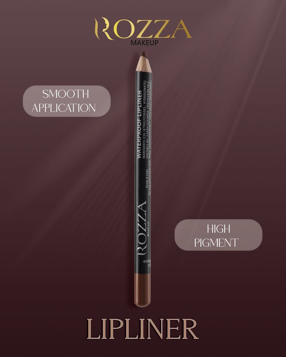 قلم تحديد الشفاه ROZZA Perfect Waterproof Lipliner 

تم تصميم القلم بتركيبة مقاومة للماء تمامًا، مما يضمن بقاء اللون لفترة طويلة دون تلطخ أو تلاشي أو تشقق. هذه الخاصية تجعله مثاليًا للاستخدام اليومي وفي الظروف الجوية المختلفة. 
يوفر القلم لونًا شديد التصبغ (highly pigmented) في تطبيق واحد، مما يمنح الشفاه تحديدًا واضحًا وجذابًا. 
يتميز القلم بقوام ناعم وسلس يسهل انسيابه على الشفاه لتحديدها بدقة. 
يمكن ارتداء محدد الشفاه هذا بمفرده لمظهر طبيعي أو استخدامه كأساس لأي لون شفاه آخر لزيادة ثباته ومنع أحمر الشفاه من النزف إلى الخطوط الدقيقة. 
يتوفر القلم بظلال تتراوح من الألوان الحيادية إلى الساطعة، لتناسب مختلف الإطلالات والأذواق. تشمل بعض الأرقام والأسماء الموضحة في الصورة:
201 Sand Beige
202 Honey Beige
203 Rosy Sand
204 Undressed
205 Vanilla Souffle
206 Coconut
207 Terracotta
208 Pink Brown
209 Caramel
210 Muted Pink
211 Rusty Pink
212 Misty Rose
213 Deep Rose
214 Vixen

سعر 3،000
عنوان بغداد اركية وفاضل شارع المسبح العام
توصيل داخل المنطقة مجاناً بغداد والمحافظات 5
للحجز والاستفسار مراسلة الصفحة او الرقم ***********
