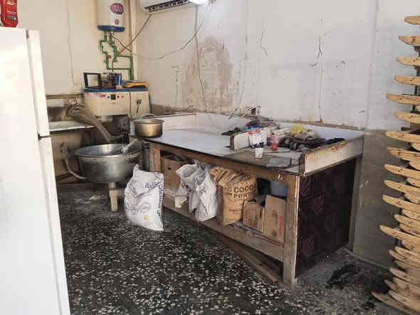 فرن البيع يحتوي على معمل كيك وفرن كهربائي وفرن حجري ال كهربائي شغلة جيس الحجري شغالة 100طالولي  التواصل والاستفسار عل هاذا الرقم ***********
