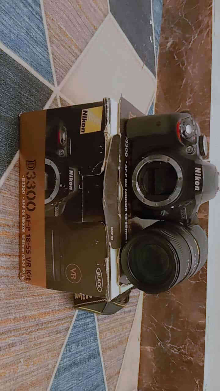 السلام وعليكم عندي كامره بيع  نيكون 3300 نظيفه كلش حلوه بيه 2 بطاريه وشحناه وجنطه كرتونه وياي 2زوم واحد جبير واحد صغير مسعجل عل ابيع سعر عل خاص مكاني الحسينيه الراشديه رقم الهاتف ***********
