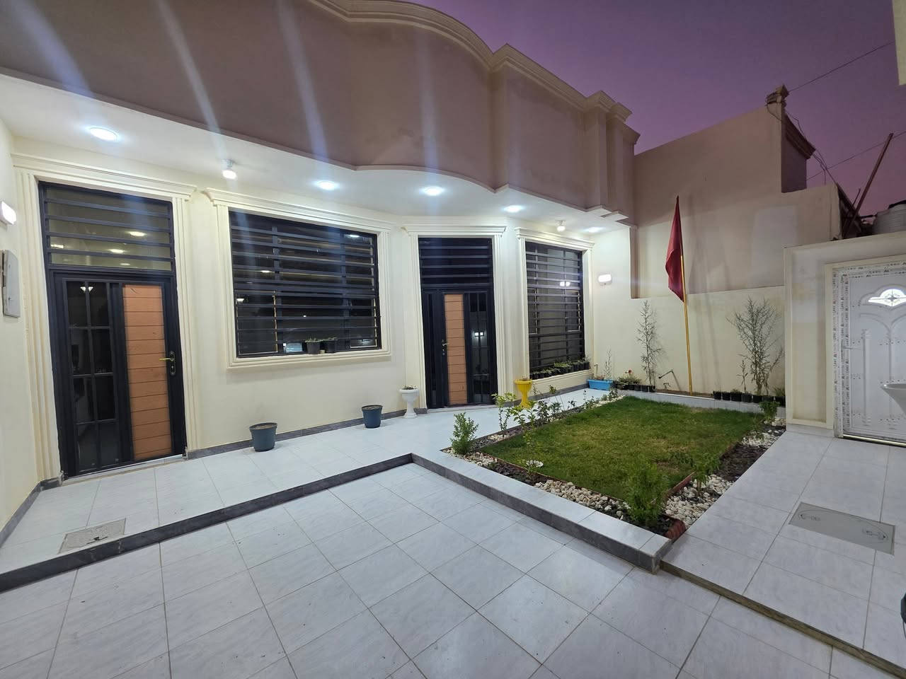 بيت للبيع بناء درجه اولى طابو مرقم من قبل البلديه كوت حي الحكيم تفاصيل البيت البناء طابوك يحتوي على غرفتين نوم وصاله ومطبخ واستقبال وصحيات داخليه وخارجيه السعر ٨٠ مليون وقابل للتفاوض للاستفسار مراجعه مكتب دلاليه احمد السعيدي قرب حسينيه بيت خليفه الاتصال *********** ***********
