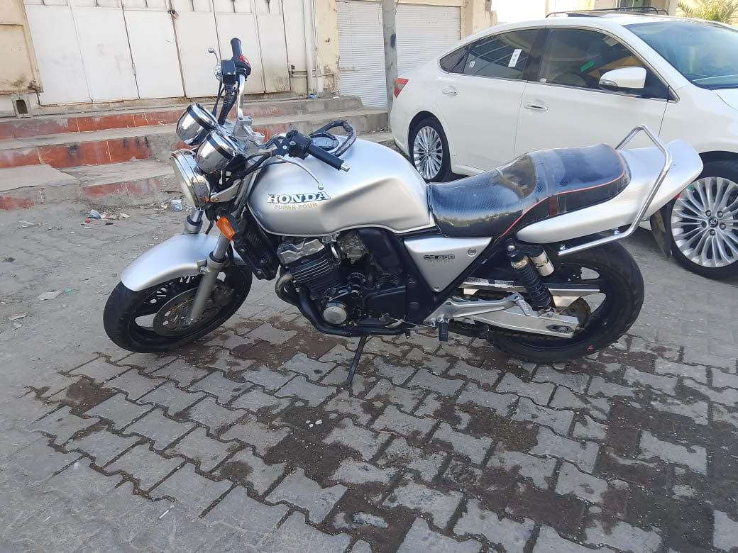 سلام عليكم للبيع 
سيبي فور جيل اول
موديل 1997
مكفوله كفاله عامه نكره سلف بكل وقت
دراجه جديده بمعنه الكليمه احلا من صور 
أوراق موجود 
سعر 16نص بيهه مجال للشراي 
مكاني كركوك 

***********📞 كركوك, العراق
