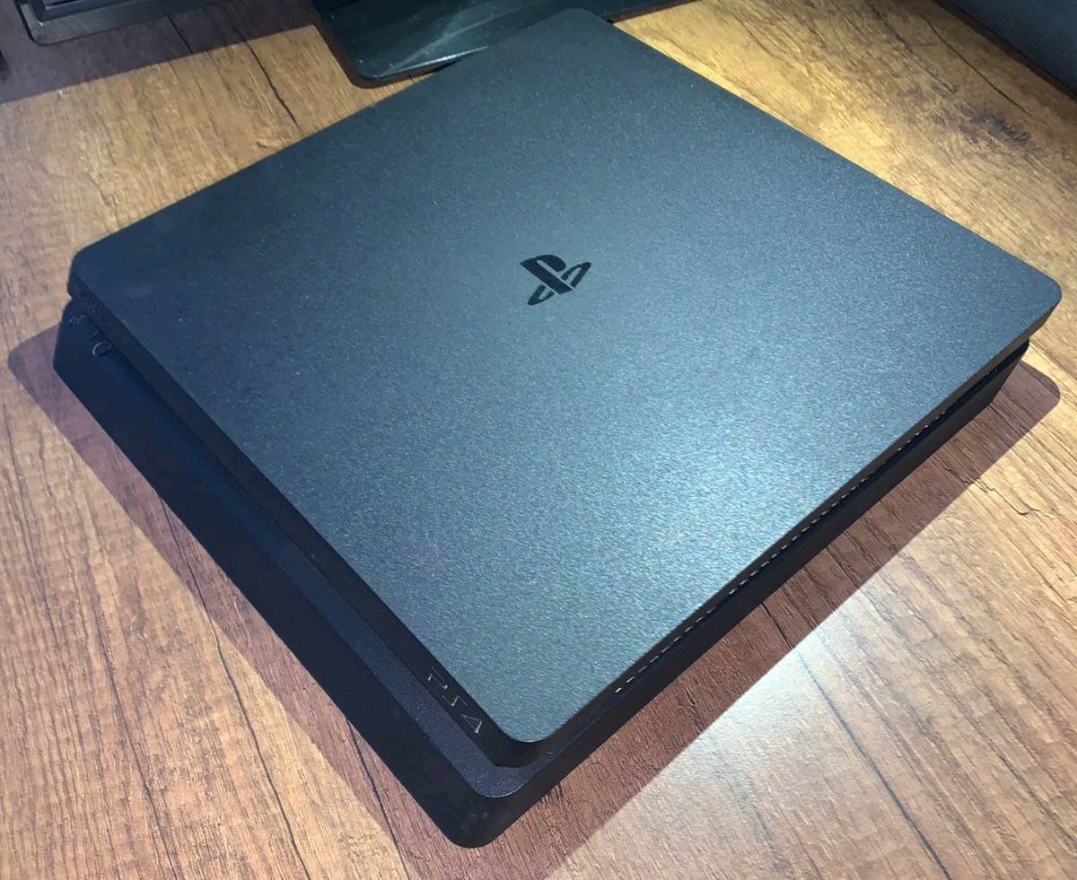 بلي فور سلم اونلاين آخر تحديث
الذاكرة 500 GB 
نضيف مامفتوح بالليبل (اللزكه) مال الشركه 
 استخدام قليل
بغداد الطوبجي