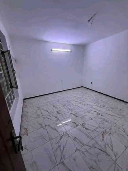 #للايجار في السيديه

بيت 150 م طابقين نضيف جدا 

يحتوي ع 4 غرف نوم وصاله ومطبخ وخدمات عدد 2 وهول داخلي وكراج 

مجهز بكاونتر 

الموقع الضباط خلف الشارع التجاري

***********
