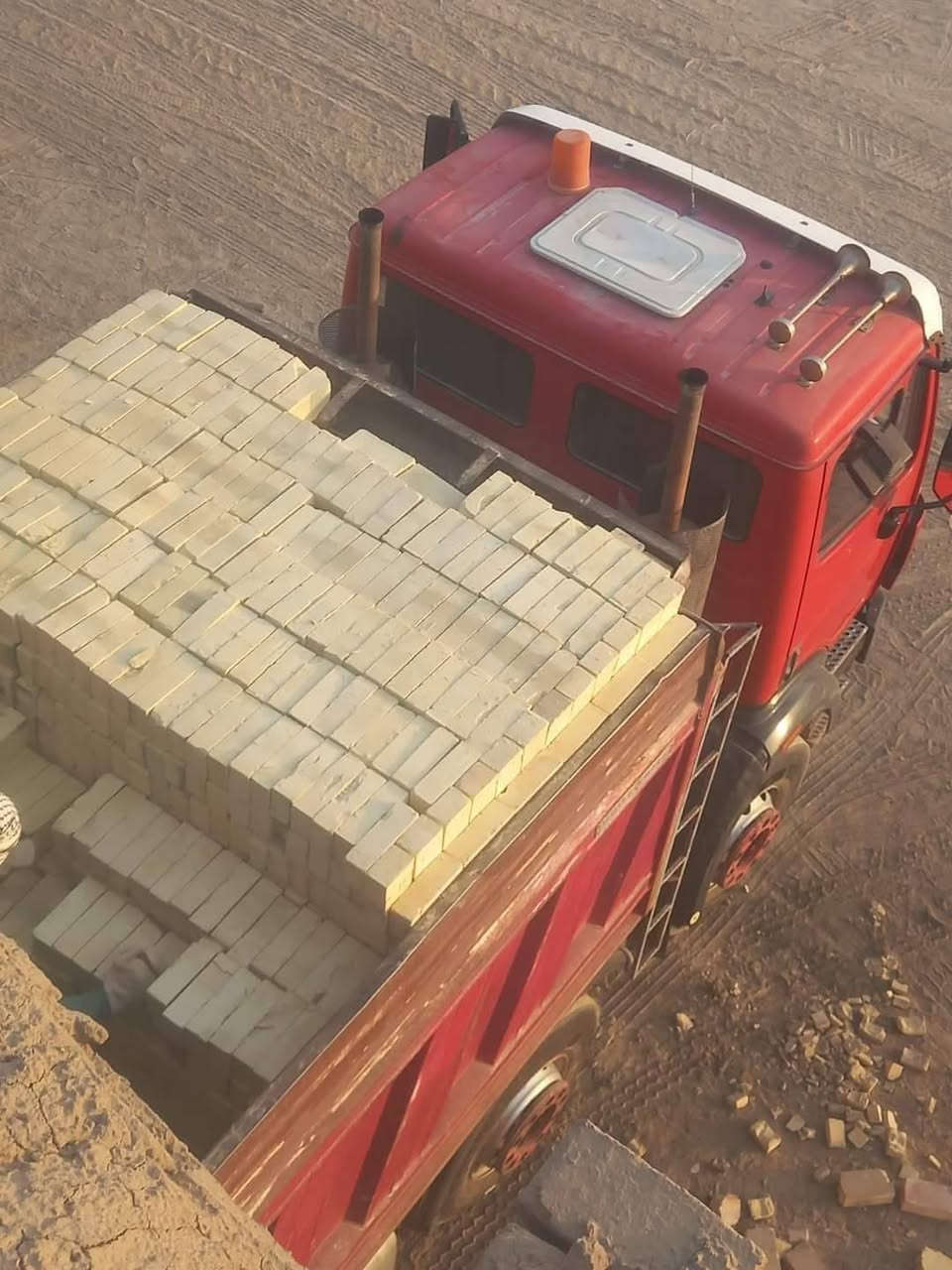 السلام عليكم توفر عندنا طابوق رقم واحد مالت العماره ومال الطيب السكس 800 وبيها زياد 500 وتك 4000 طابوقه رقم واحد بالذمه الله يرضى الناس واحنا نرضاكم وهذا رقمي ***********
