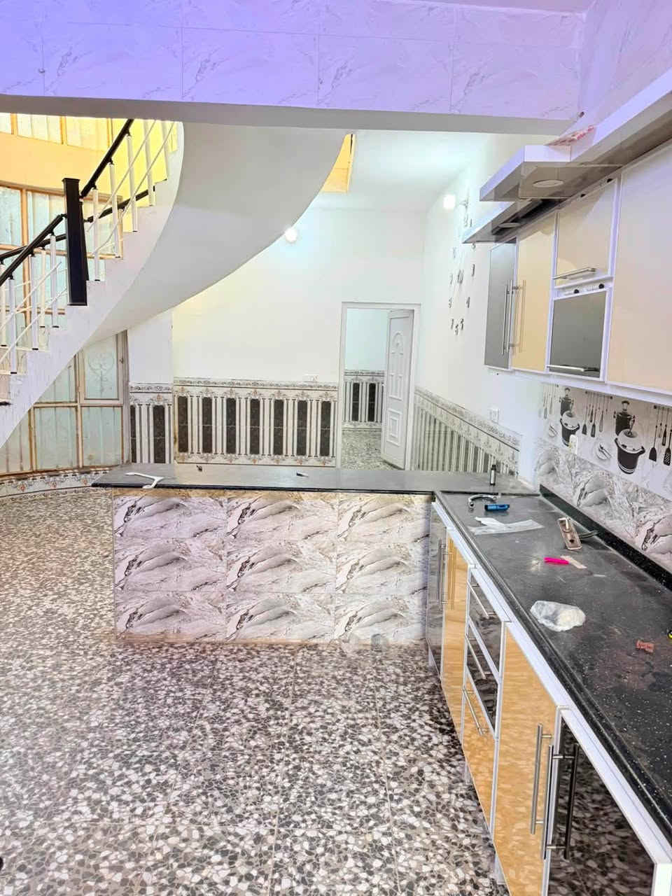 السلام عليكم 
بيت للبيع مساحة 104 متر واجهه البيت 5,60
 يحتوي على غرفتين و صاله وحمام ومطبخ مع كاونتر و استقبال معزول مع حمام خارجي ، المحوله قريبه اسلاك المنطقه كله  مي مينكطع مربوط مباشر ،
مدخلين السعر 98 وبي مجال
.
العنوان الفحامة شارع بستان غالب شارع التكية الرفاعيه الشارع واسع
***********
