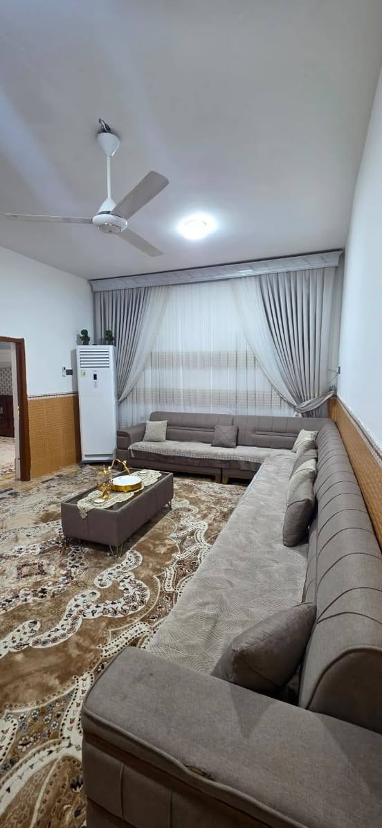 بسم الله إعلان بيت للبيع الرمادي التأميم القادسية الثانيه قريب من مجمع أم شهد المساحة ٢٤٠متر وجه ١٢متر نزال ٢٠متر سنه البناء ٢٠١٢ البيت ٢طابق يحتوي البيت على ٤غرف نوم استقبال مطبخ حمام عدد ٣ عرض الشارع ١٠متر تبليط مجاري ع حديقه مكان مميز تبعد عنه المدارس واسواق ٥٠متر كلشي متوفر سعر مناسب ١٥٥مليون قابل للتفاوض طابو صرف تحويل مباشر أستفسار أكثر ***********
