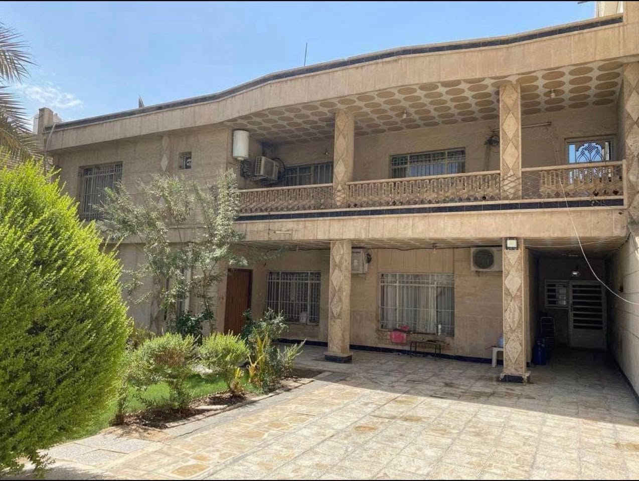 للبيع
دار سكن في البلديات مساحة 480 م جاهز للسكن طابقين مع الاثات
يمكن بيع مساحة 120 او كامل 
واجه 16 نزال 30 
شارع المصرف رابع فرع بعد المصرف 
يحتوي على :
غرف :6
هول واستقبال
حمامات : 5
مطبخ : 2
حديقة امامية كبيرة
وخلفية كبيرة + مخزن ساندوش بنل 

الدار قابل للتقسيم  الى دارين بسهولة
يصلح ان يكون روضة او مدرسة او مجمع طبي السعر 2,100,000 د.ع للمتر المربع قابل للتفاوض

*********** 
ياسر
