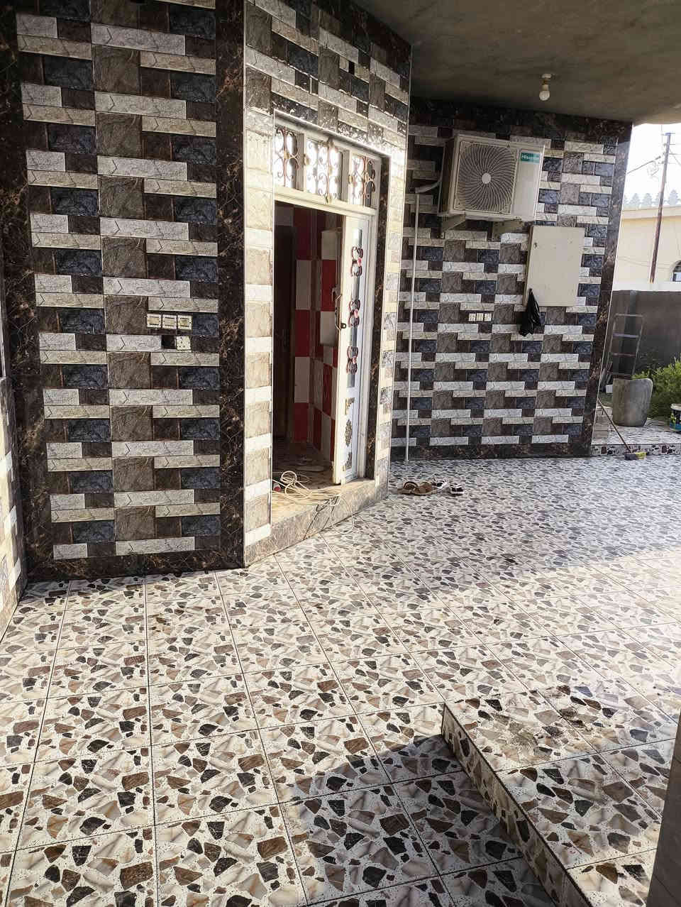 من رخصه الادمن 
خلفه سيراميك متاح للعمل وباسعار مناسبه وشغل درجه اولى والعنده شي يجي وما نقصر وياه الاتصال بالرقم ***********
او مراسله الصفحه
