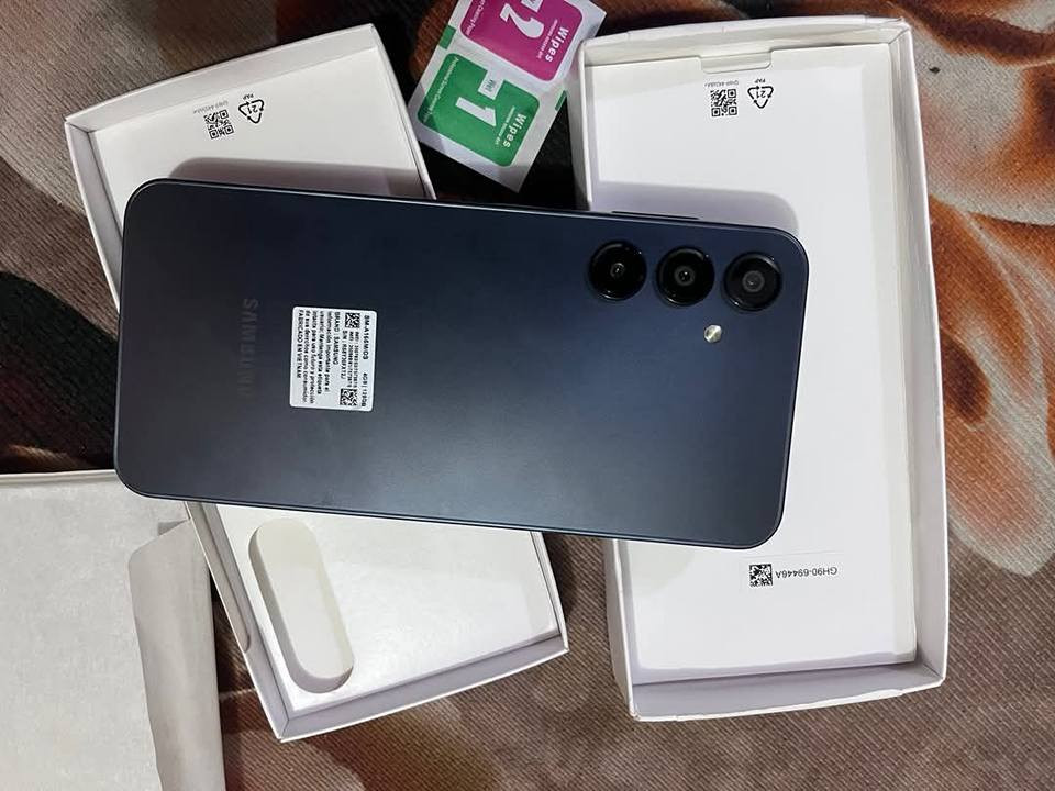 سامسونك A16 اخو الجديد نظيف جدآ ذاكرته ١٢٨ عشوائيه ٦ السعر ١٤٥ الف لاتصال *********** النجف, العراق
