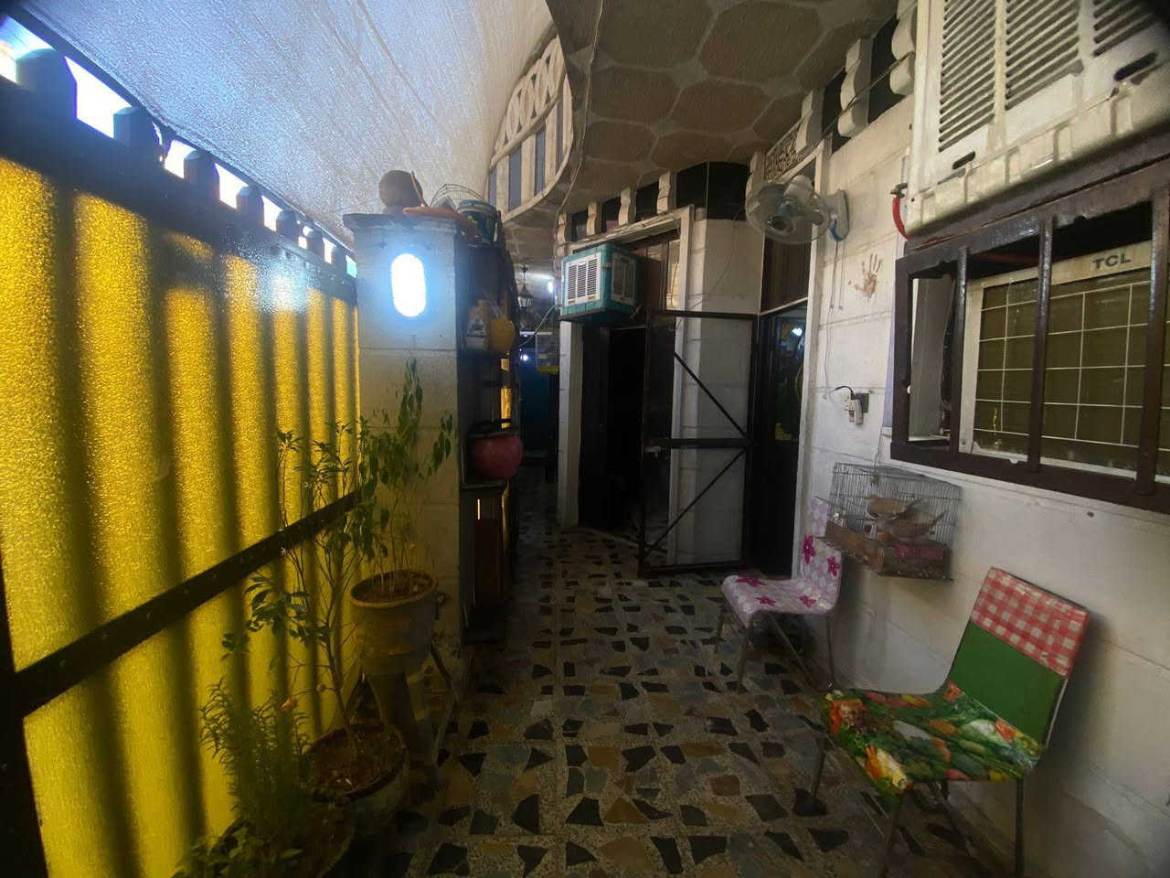 بيت مساحة 110 متر واجهة 11 نزال 10 يحتوي على ثلاث غرف غرفتين 5*5 وغرفة 6*5 استقبال6*5 طابقين نظيف في منطقة حي القاهرة المعلمين خلف الجوازات قرب الشارع العام كلشي قريب عليك من بانزين خانه مركز شرطة اسواق مستوصف صحي حمامات 2على اليمين معزولة عن السكنةللبيع للاستفسار الاتصال
***********
