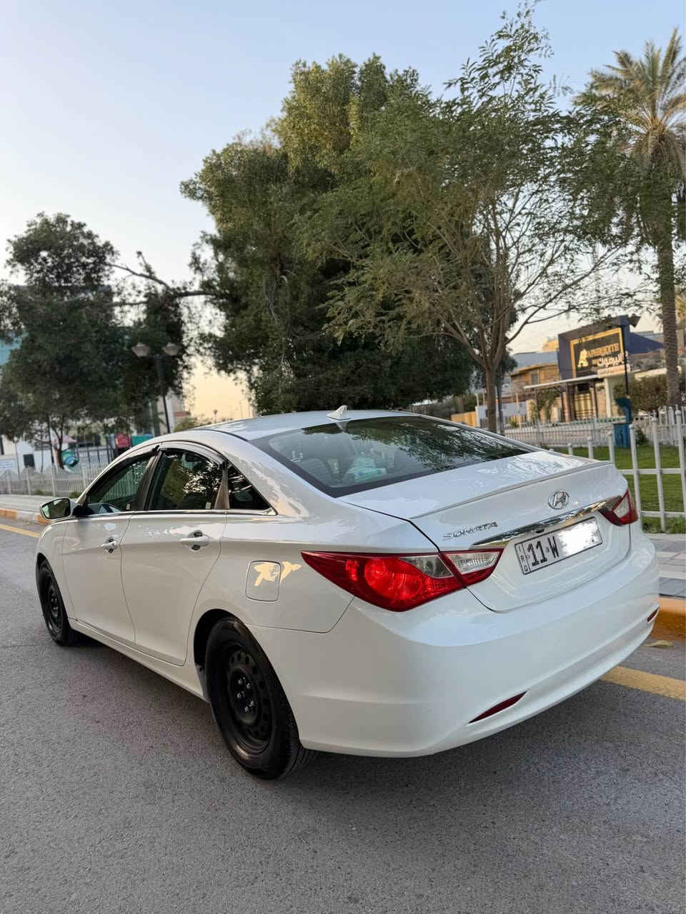 سوناتا موديل ٢٠١٣ 
لون ابيض صدفي
تحكمات ستيرن كامله كامره تدفئه كشنات بروجكترات زينون
صبغ جاملغ امامي وشويه من الباب وجوه الرقم الخلفي شويه والسونار مرفق ويه الصور سونار جديد
سياره جاهزه للاخير وسيرفس كامل مسويله 
السعر ١٠٥$ وبيه مجال بسيط 
مكان السياره بغداد اليرموك 
السياره رقم بغداد الجديد السعر بي مجال قليل جماعة جوه الشده اعتذر مقدما علمود متحرجني ولا احرجك اخوتي سياره كلش نضيفه 
***********
*********** بغداد, العراق

