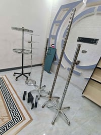 للبيع أغراض محل عارضت حجابات وشالات وستاندات 07828888250