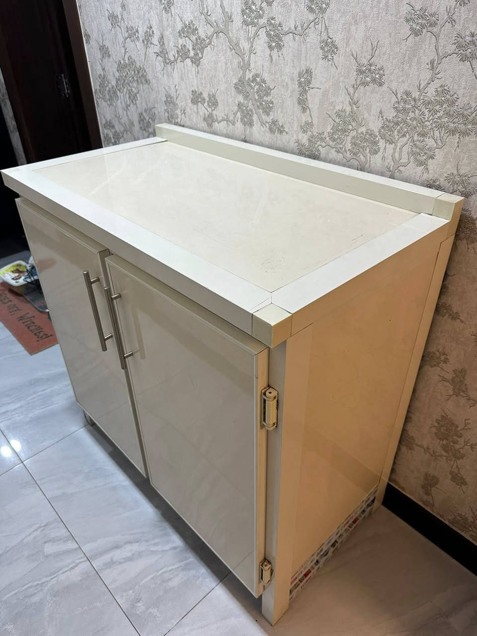 كاونتر الالومنيوم للبيع،
الحجم متر بمتر. نظيف جداً وبحالة ممتازة ومثل ما موضح بالصور. يرهم للمطابخ الصغيرة أو الاستخدام السريع 
السعر 100 وبيه مجال 
المكان المنصور 
***********
