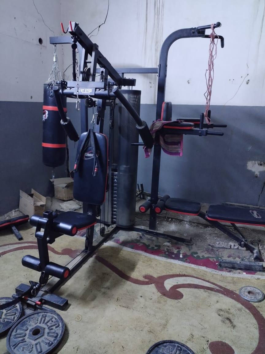 السلام عليكم ملتجم مع شفتات اولمبيه 2 واحد زت واحد عدل سائد مصطبعه متحركه اعلا وصط  واسفل اوزان العدد 8   4 وزن 20 كيلو 2ابو  15 كيلو 2 ابو ال 5 كيلو مع مع دمبلص 2 وزن الدمبلص ابو 5 يقبل اوزان زايده ابو الفتح والشد السعر مليون وميتين وبي مجال للشراي ***********
