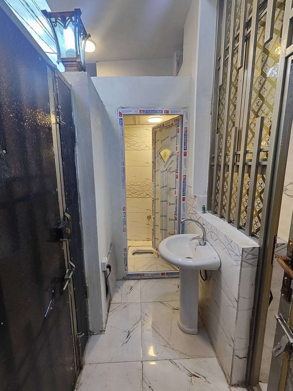 اللهم صلي على محمد وال محمد  (***********)
بيت 50م طابقين طابوك  في كربلاء شارع ابو طالب 🥰
نظام المدخلين كل مدخل معزول وحده 
يتكون من 3غرف وحمامات عدد 3 وبيتونه ومطبخ عدد 2
وصاله ومنور 🥰
منطقة سكنية تتوفر فيها جميع الخدمات تبليط 
طابو زراعي قرار محكمه سند 25 
للأتصال او واتساب ***********
