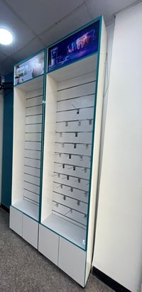 للبيع فاترينة ✨ 📏 الارتفاع: ٢ متر و ٩٠ سم 📐 العرض: ٧٠ سم 🚪 بالأسفل جرا...