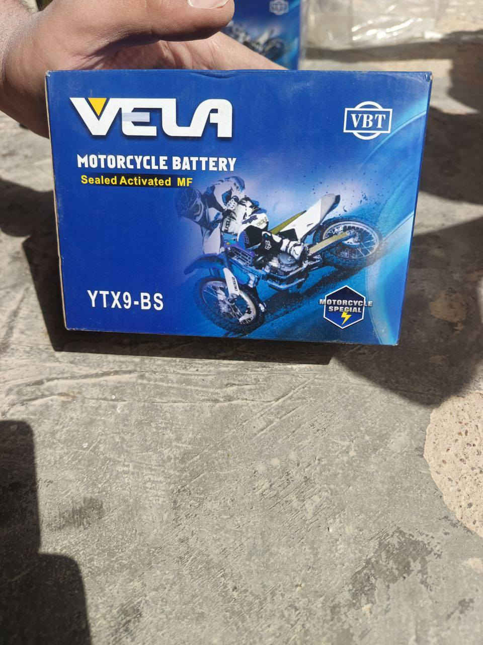 بطاريات منوعة (دراجات نارية / UPS) - نظافة خارجية 100%
الوصف:
عندي مجموعة بطاريات متنوعة كما موضح في الصور، الحالة الخارجية ممتازة جداً (نظيفة جداً وبعضها بكرتونه وتغليف المصنع)، لكنها مخزنة عندي منذ سنة ولم تُستخدم.
⚠️ ملاحظة هامة للمصداقية: البطاريات للبيع بنظام "الفحم" (على وضعها الحالي وبدون فحص)، لأني لا أعرف مدى كفاءتها في الشحن حالياً بسبب مدة التخزين.
الموديلات المتوفرة والأسعار بعد خصم 40%:

1 ) بطارية ABC (12V 17Ah): موديل OT17-12 (مثالية للكراسي الكهربائية أو السكوترات).
💰 السعر الجديدة : [ 70 الف ].
💲 سعر بعد الخصم : [ 50 الف ] 

2 ) بطارية Vela (YTX9-BS): مخصصة للدراجات النارية (حجم كبير).
💰 السعر الجديدة : [ 35 الف ].
💲 سعر بعد الخصم [ 30 الف ]

3 ) بطارية Vela (YTX7A-BS): مخصصة للدراجات النارية (حجم متوسط).
💰 السعر الجديدة : [ 30 الف ].
💲 السعر بعد الخصم : [ 25 الف ]

4 ) بطارية High Power (12V 9Ah): موديل NP9-12 (لأجهزة الـ UPS والكشافات).
💰 السعر الجديد : [ 30 الف ].
💲 السعر بعد الخصم [ 20 الف ]

تفاصيل إضافية:
تگدرون تنهضونهن بل شحن بس ما اعرف التفاصيل سئلت ابو دراجات . 
الأولوية لمن يأخذ "الشلع" (المجموعة كاملة) بسعر جملة خاص.
البيع على حالة الصور والفحص عند الاستلام الظاهري فقط.
للتواصل والاستفسار، يرجى مراسلتي على الخاص.


**إذا كنت صاحب هذا الإعلان وتريد حذفه لأي سبب، رجاءا أرسل رسالة إلى الدعم الفني**